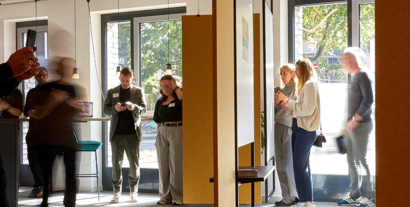 Besuch der Ausstellung im CIRI Hub Ansicht der besuchten Ausstellung im CIRI Hub mit verschiedenen Materialpräsentationen und Gestaltungselementen.